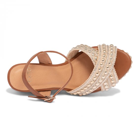Sandale compensée marron à brides beiges cloutées